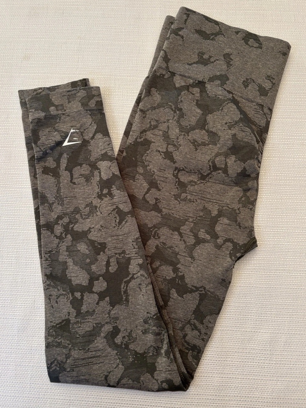 Gymshark XS/S Adapt Camo
Seamless High Waist Leggings
Scrunch Bum Gray